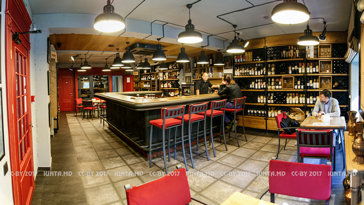 Interiorul barului vinicol