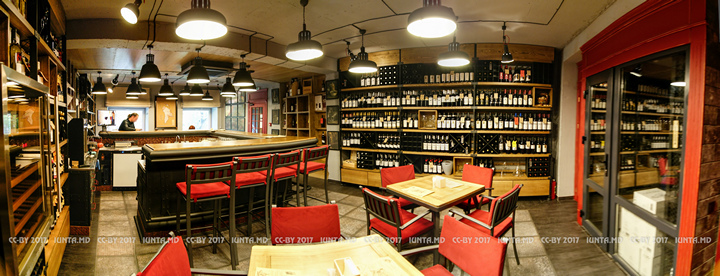 Interiorul barului vinicol